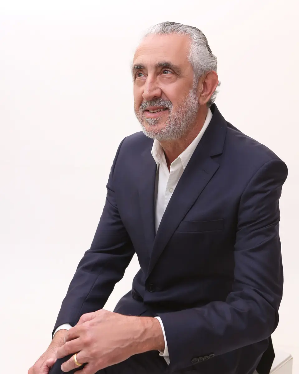 César Damiani de terno, sentado
